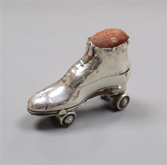 An Edwardian novelty silver mounted roller skate pin cushion, Crisford & Norris, Birmingham, 1909, 7cm.